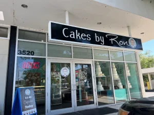 Cakes by Ron (Sarasota, serving Bradenton via delivery) Address: 3520 Fruitville Rd, Sarasota, FL 34237 (delivers into Bradenton) Sarasota Magazine While located in Sarasota, Cakes by Ron is routinely recommended by Bradenton residents thanks to delivery through Grubhub, DoorDash, and other services. They offer cupcakes like Boston Cream, Salted Caramel, Triple Chocolate, Red Velvet, and more—all priced around $4 each. If you’re looking for reliable delivery cupcakes in Bradenton, this one belongs on your list.